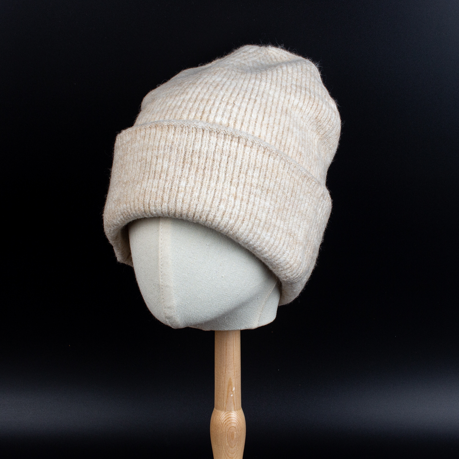 Женская шерстяная шапка бини оверсайз бежевая (ivory)