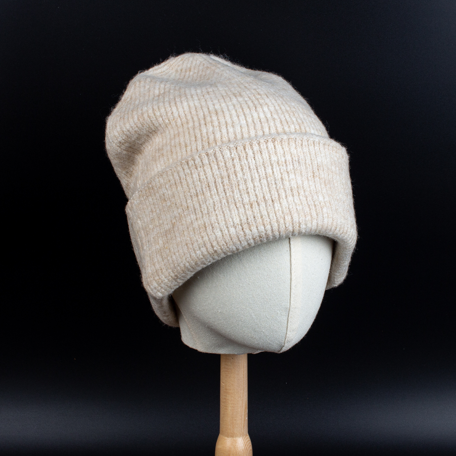 Женская шерстяная шапка бини оверсайз бежевая (ivory)