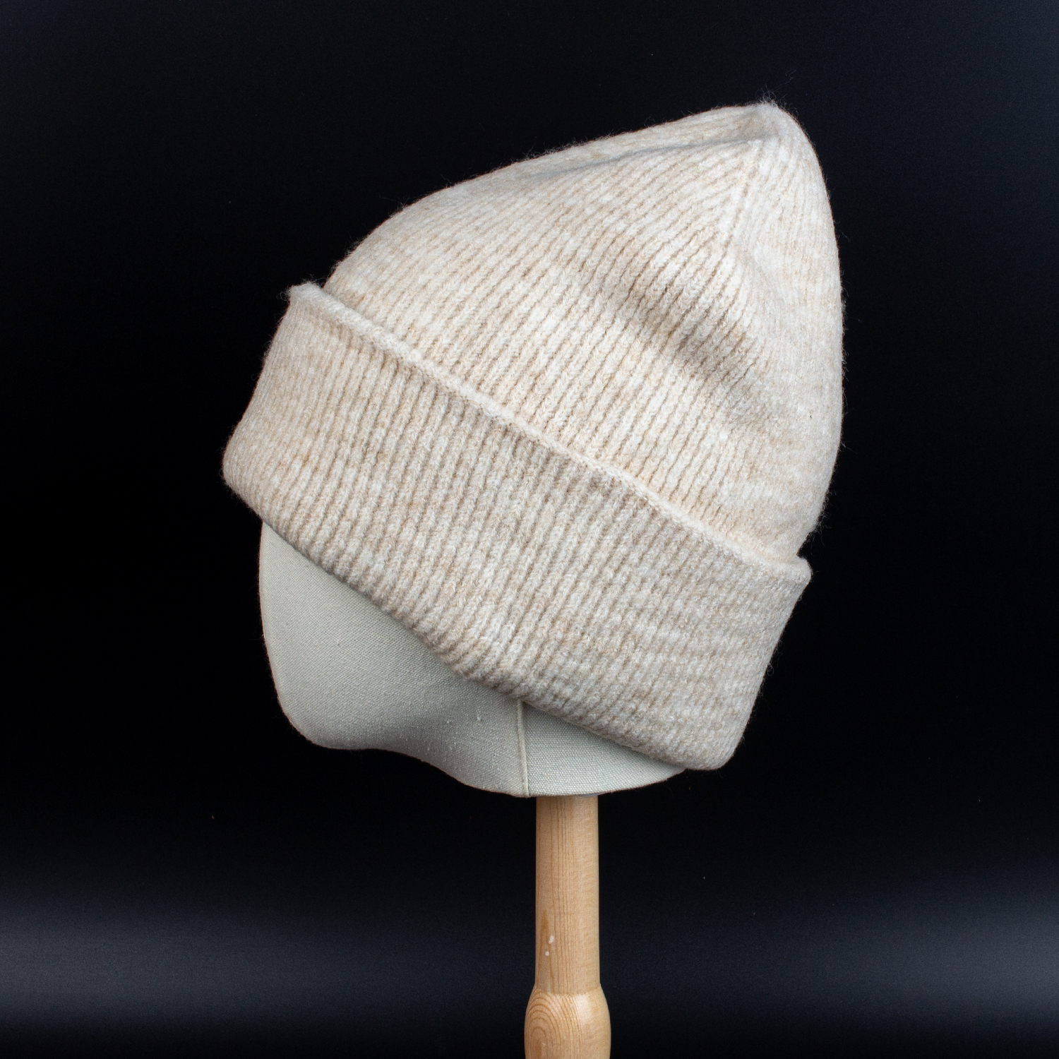 Женская шерстяная шапка бини оверсайз бежевая (ivory)