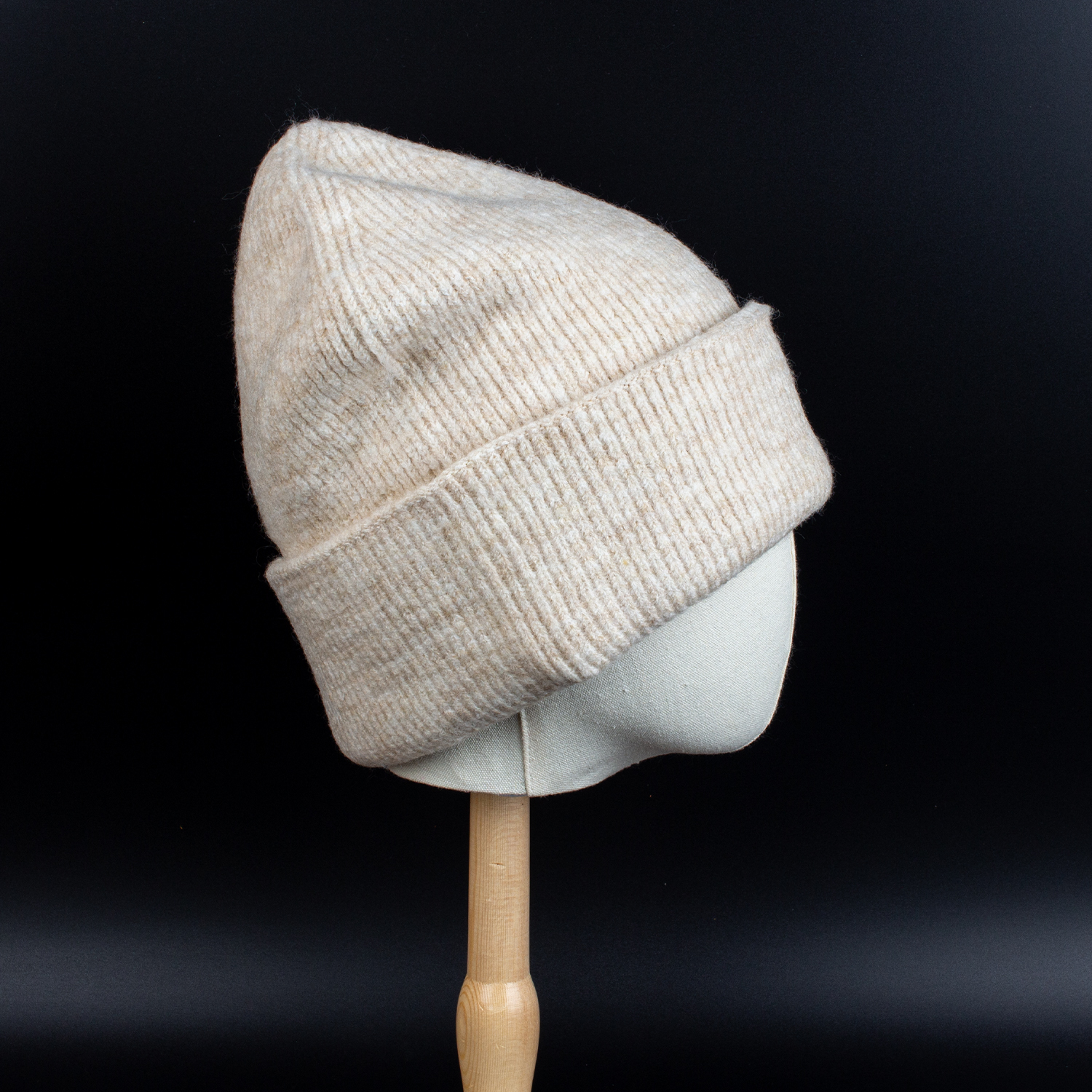 Женская шерстяная шапка бини оверсайз бежевая (ivory)