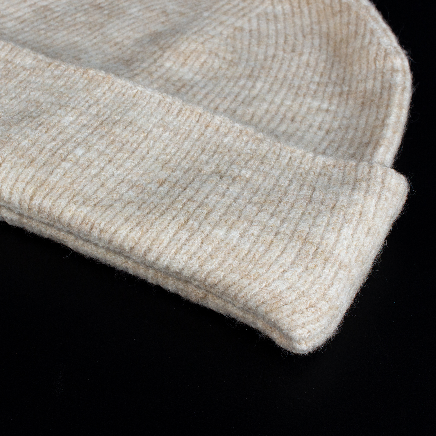 Женская шерстяная шапка бини оверсайз бежевая (ivory)